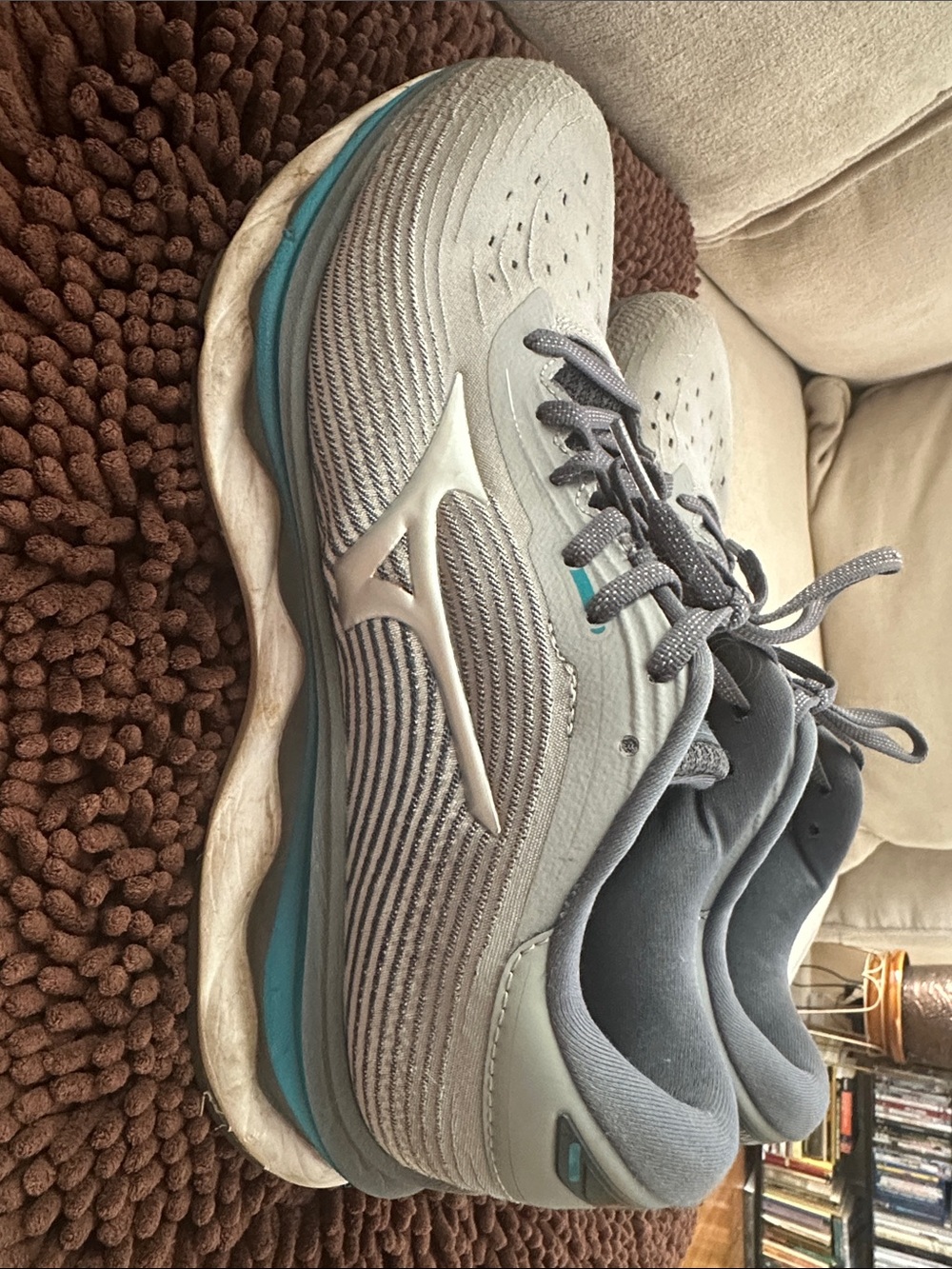 Mizuno Women's Wave Sky 05 Running Shoes with Teal Midsole Accent